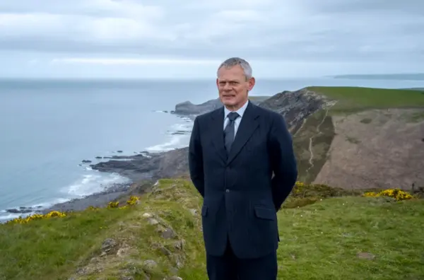 doc-martin-season-8-clunes-clifftop-600x396.webp